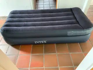 Luftmadras Intex selvoppustelig æg på