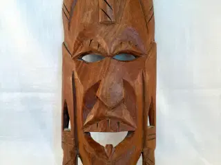 Håndskåret træmaske