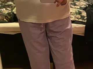 Lilla joggingbukser og hvid t-shirt sælged