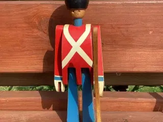 Kay Bojesen garder med gevær. Ældre model