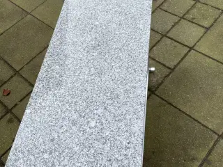 Helt NY, Granit vindues karm, del af par