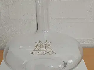 Vinkaraffel med reklame for vinhuset Sella & Mosca