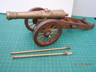 Kanonmodel , messingløb med F. VI 1833