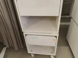 2 stk. Skuffemodul/sengebord, det en på hjul