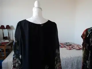 kjole i chiffon, med blomster print/str: XL