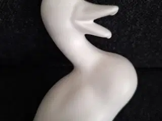 And i porcelæn, 20 cm. høj.