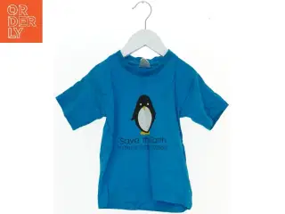 Blå T-shirt med tryk fra B&C (str. 104)