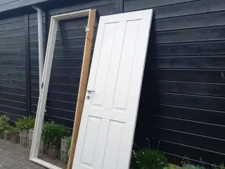 Massive dannebrogsdøre sælges incl. karm. Stk.pris