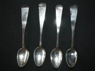 4 gamle teskeer af sølv