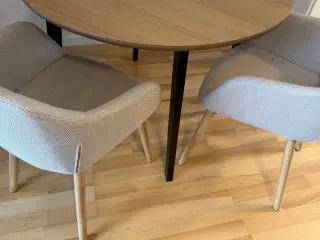 Rundt spisebord med stole