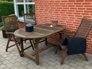 Træhavemøbler - bord + 3 stole med hynder