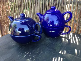 To blå keramik tepotter med kop
