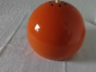 Orange retro kuglelampe matcher stålrørsstol t/sal