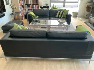 2 sorte læder sofaer og 2 puffer