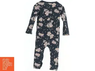 Langærmet heldragt med blomsterprint fra Bakito (str. 80)