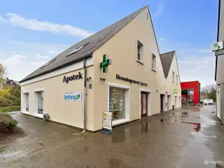 141 kvm. synlig butik i Nyborg - off. parkering lige foran