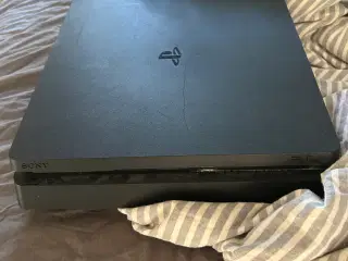 Playstation 4 med ledninger og controller