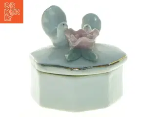 Porcelænsskrin med due-figurer (str. 6 x 5 cm)