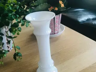 Holmegaard MB vase i opal hvid - Højde 17,5 cm.