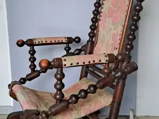 Gammel rokkestol i mørkt træ