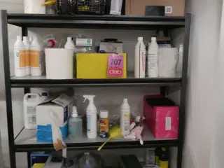 Tøm reolen for indhold