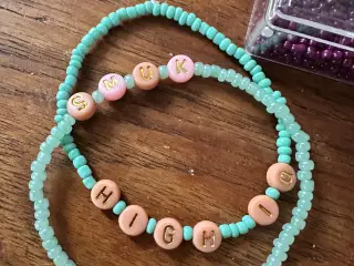 Hjemmelavet armbånd med tekst på 