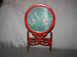 Kinesisk transparent silkebroderi med sign./tekst 