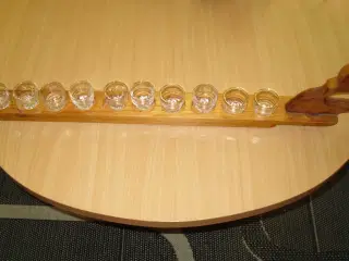 Manglebræt/HØVL med 10 små shotsglas.