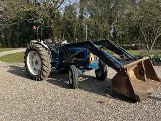 KØBES BILLIG Traktor m frontlæsser & Klipper Kørek