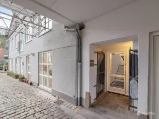 Stemningsfuldt lejemål i historisk ejendom