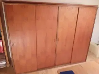 Stort fint ældre tøjskab