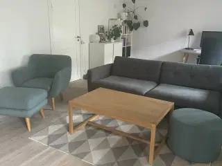 Sofa, lænestol og fodskammel samt puf