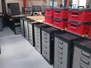 varebil reoler på lageret