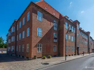 Virkelig charmerende lejemål i unikke omgivelser – højt til loftet og plankegulve!