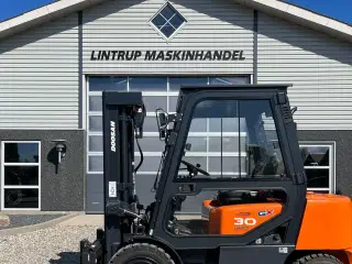 Doosan D30 G med kabine og KUN 57 TIMER FRA NY, MED TIME GARENTI