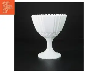 Hvid opsats i opalglas på fod (str. 17 cm)