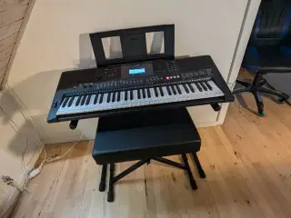 Yamaha PSR-E473 med stander og bænk