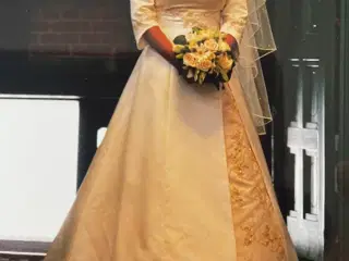 Smuk champagnefarvet/cremefarvet brudekjole&Bolero