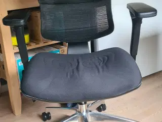 Ergonomisk kontorstol KMD 100 med fodskammel