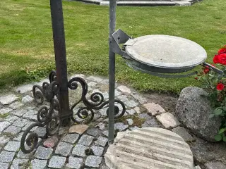 Skraldespandsstativ med cementeret fod