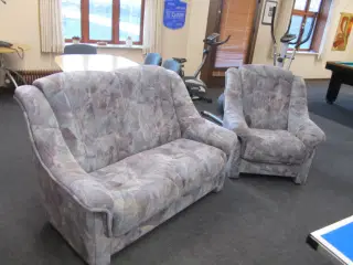 Sofa og stol med høj ryg