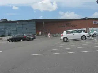 Attraktiv butiks-/kontorlejemål i Farsø Rådhuscenter udlejes