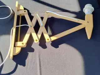 Væg sax lampe i lys træ