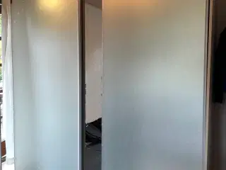 Indbygningsskab med store  spejlskydelåger
