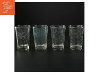 Grønlige glas med graveret blomstermotiv (str. H. 9,5 cm. ø. 6,5 cm)