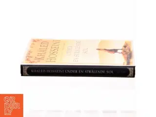 Under en strålende sol af Khaled Hosseini (Bog)