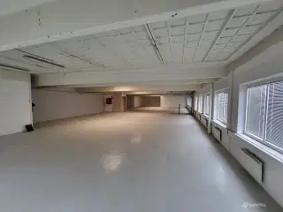 400 kvm fleksibel lager- og logistikhal – mulighed for kontorindretning