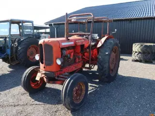 TRAKTOR NUFFIELD