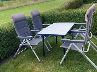 Campingbord og fire stole 