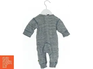 Grå baby heldragt med knapper fra Molo (str. 56)